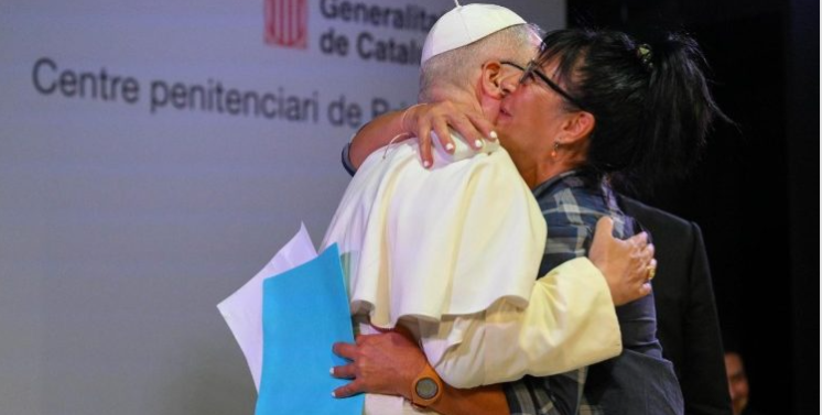 El Papa abraza en el centro penitenciario de Brians